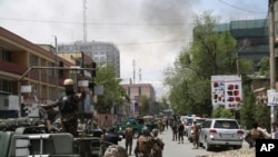 Petugas keamanan Afghanistan tiba di dekat lokasi ledakan besar di Kabul, Afghanistan, Rabu (8/5). Gerilyawan Taliban menarget kantor LSM yang berlokasi di dekat kantor jaksa agung di ibukota Kabul, kata pejabat Afghanistan. (Foto AP / Rahmat Gul)