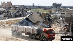 ဂါဇာကမ်းမြှောင်ဒေသအတွင်း ဝင်ရောက်လာတဲ့ အထောက်အပံ့ ကုန်ပစ္စည်းများ တင်ဆောင်ထားသော ကုန်ကား (REUTERS/Hatem Khaled)