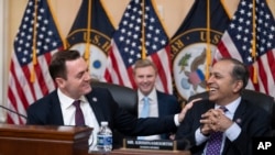 美国国会众议院美国与中国共产党战略竞争特设委员会主席、共和党籍的迈克·加拉格尔（Mike Gallagher）与该委员会资深成员、民主党籍的拉贾·克里希纳莫尔蒂（Raja Krishnamoorthi）。（美联社资料图）