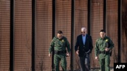 (FILES) US President Joe Biden speaks with US Customs and Border Protection officers as he visits the US-Mexico border in El Paso, Texas, on January 8, 2023.