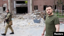 Зеленски рече дека „жестоките борби продолжуваат во Донбас“, источниот регион на Украина кој беше во фокусот на руските напади во последните месеци.