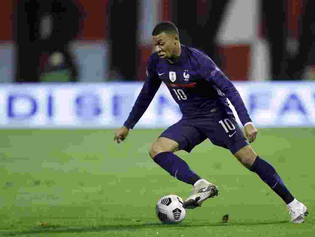 Kylian Mbappé, PSG - Forward - Striker Kungiyar ƙwallon ƙafa ta Faransa (FFF) ta tabbatar a farkon watan Satumba Paris Saint-Germain da ɗan wasan gaban Faransa Kylian Mbappé an tabbatar sun kamu da COVID-19. Mbappé ya murmure sannan ya dawo wasa, ya kuma zura kwallaye a wasa tsakanin PSG da Nice, da ci 3-0.