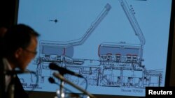 Pemimpin Kebijakan Nuklir Jepang, Shunichi Tanaka, menunjukkan situasi terkini kebocoran air yang terkontaminasi radioaktif di PLTN Daiichi, Fukushima, dalam konferensi pers di Tokyo (2/9).