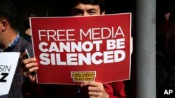 FILE - Namoota miidiyaa walabaaf falmuun hiriiran.