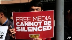 Biểu tình ủng hộ tự do báo chí gần trụ sở của một công ty truyền thông ở Istanbul.