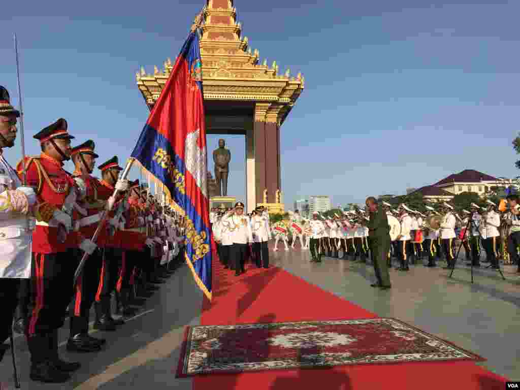 នៅ​ថ្ងៃទី​១៥ ខែ​តុលា ឆ្នាំ​២០១៩ ក្រុម​មន្ត្រី​យោធា​ផ្តល់​ការគោរព​ដល់​អតីត​ព្រះមហាក្សត្រ​ព្រះបាទ នរោត្តម សីហនុ ក្នុង​ខួប​គម្រប់​ប្រាំពីរ​ឆ្នាំ​នៃ​ការ​សោយ​ទិវង្គត​របស់​ព្រះអង្គ ក្នុង​រាជធានី​ភ្នំពេញ។ (ហ៊ុល រស្មី/VOA)