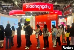 په شانګهای کې په یو نندارتون کې د ریډ نوټ اپلکیشن پلورنځی