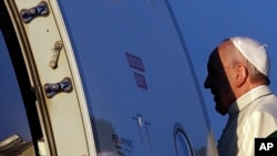 Le pape François monte dans l'avion, direction Nairobi, le 25 novembre 2015. (AP Photo/Gregorio Borgia)