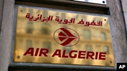 Logo maskapai Air Algerie di kantornya di Paris (24/7). 