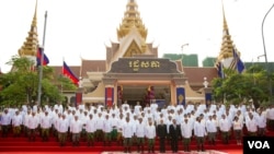 តំណាងរាស្រ្តរបស់គណបក្សប្រជាជនកម្ពុជា ទាំង១២៥រូប ថតរូបអនុស្សាវរីយ៍ជាមួយ ព្រះមហាក្សត្រ ព្រះករុណា ព្រះបាទ នរោត្តម សីហមុនី នៅ ក្នុងសម័យប្រជុំពេញអង្គលើកទី១ នីតិកាលទី៦ នៅព្រឹកថ្ងៃពុធទី០៥ កញ្ញា ឆ្នាំ ២០១៨។ (ទុំ ម្លិះ/VOA)