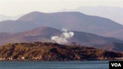 Humo visible en la isla de Yeonpyeong, en Corea del Sur.