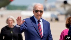 প্রেসিডেন্ট বাইডেন নর্থ ক্যারোলাইনার উদ্দ্যেশে রওনা হবার আগে আয়ন্ড্রু'স বিমান ঘাঁটিতে। ফটোঃ ২ মে, ২০২৪। 