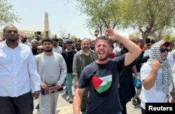 Para pelayat meneriakkan slogan-slogan setelah salat Jumat dan salat jenazah untuk pemimpin Hamas yang terbunuh, Ismail Haniyeh, pada hari pemakaman Haniyeh, di Masjid Imam Muhammad ibn Abd al-Wahhab, di Doha, Qatar, 2 Agustus 2024. (Arafat Barbakh/REUTERS)