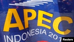 Spanduk penyelenggaraan Forum Kerjasama Ekonomi (APEC) di Nusa Dua, Bali (4/10).