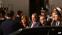 匈牙利总理维克多·奥尔班 (Viktor Orban，中)2023年10月抵达北京出席一带一路论坛。（美联社）