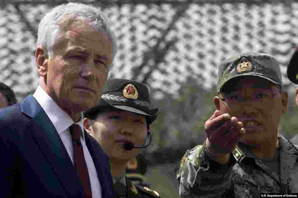 Menteri Pertahanan Chuck Hagel diajak berkeliling oleh seorang petugas militer China di Akademi Non-Perwira di Beijing, China 9 April 2014. (Departemen Pertahanan)