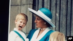 প্রিন্সেস ডায়ানার কোলে প্রিন্স হ্যারি। ফাইল ফটোঃ ১১ জুন, ১৯৮৮।