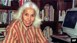 Egyptian writer Nawal el Saadawi during an interview with Reuters in Cairo, May 2001 (file photo)
