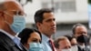 Flanqueado por miembros del partido, el líder de la oposición venezolana Juan Guaidó, en el centro, durante una conferencia de prensa, en Caracas, Venezuela. Diciembre 7, 2020. Foto: AP.