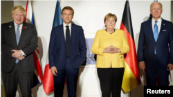 Perdana Menteri Inggris Boris Johnson (dari kiri ke kanan), Presiden Prancis Emmanuel Macron, Kanselir Jerman Angela Merkel, serta Presiden AS Joe Biden berkumpul di sela KTT G20 di Roma, Italia, pada 30 Oktober 2021. (Foto: Reuters)