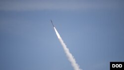 Prueba de un interceptor del sistema de defensa de misiles THAAD lanzada desde una batería ubicada en Wake Island, un atolón en el Océano Pacífico.