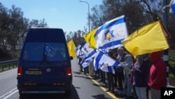 ဟာမတ်စ်တွေပြန်ပို့လိုက်တဲ့ အစ္စရေးဓားစာခံရုပ်အလောင်းကို သယ်ဆောင်လာစဥ်။ (ဖေဖေါ်ဝါရီ ၂၅၊ ၂၀၂၅)