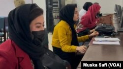 ২০২৫ সালের ২৬ জানুয়ারি পাকিস্তানের পেশোয়ারে স্কলারশিপের পরীক্ষা দিচ্ছেন আফগান ছাত্রীরা।