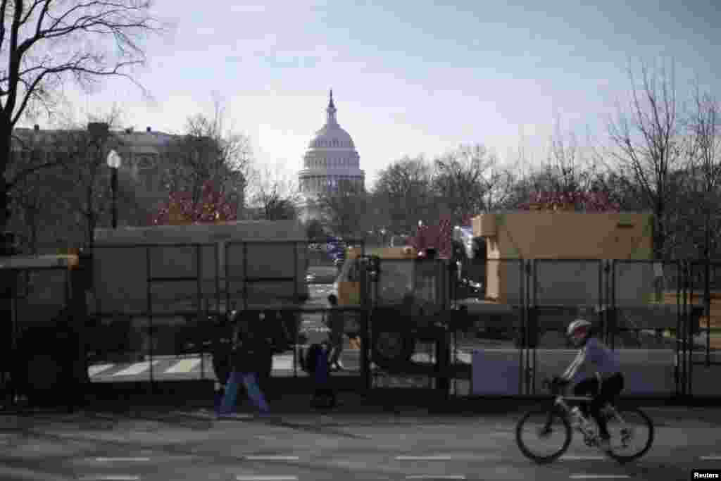 Vallas de protección instaladas en las cercanías del Congreso. 16 de enero de 2021.