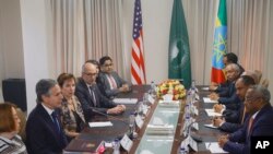Menteri Luar Negeri AS Antony Blinken, kedua kiri, bertemu dengan Wakil Perdana Menteri dan Menteri Luar Negeri Ethiopia Demeke Mekonnen di Addis Ababa, Ethiopia, Rabu, 15 Maret 2023. (Tiksa Negeri/Pool Photo via AP)