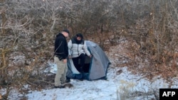 2023年12月31 日，17岁的中国留学生庄凯（右）在犹他州布里格姆市附近的山区被发现。左边是一名警察。