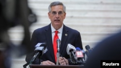 ARHIVA - Državni sekretar Džordžije Bred Rafensperger na konferenciji za novinare ispred državne skupštine u Atlanti u Džordžiji, 6. novembra 2020. (Foto: Reuters)