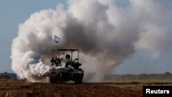 រថក្រោះ​របស់​ទាហាន​អ៊ីស្រាអែល​កំពុង​បើក​តាម​ព្រំដែន​អ៊ីស្រាអែល​និង​ហ្កាហ្សា នៅ​ថ្ងៃទី២៤ ខែមករា ឆ្នាំ២០២៤ ខណៈ​សង្គ្រាម​រវាង​អ៊ីស្រាអែល​និង​ក្រុម​ហាម៉ាស់នៅតែ​បន្ត។ 