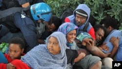 Des policiers Police in Ventimiglia, Italy drag Eritrean and Sudanese refugees from encampments near the French border last June. Paris officials refused to let them cross into France.