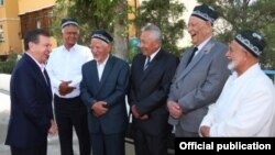 Prezident Shavkat Mirziyoyev (chapda) Andijon shahrida, 3-iyun, 2017-yil.