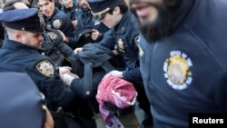 د نیویارک په کولمبیا پوهنتون کې د لاریونونو د تنظیموونکي محمود خلیل د نیول کېدو په غبرګون کې په نیویارک ښار کې د یو لاریون په ترڅ کې یو لاریون کوونکی نیول شوی.