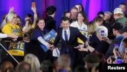 El candidato presidencial Pete Buttigieg saluda a los asistentes durante un evento en Iowa celebrado el lunes, 3 de febrero de 2020.