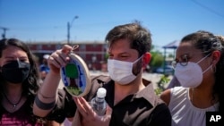 El candidato presidencial chileno Gabriel Boric acepta un bordado de un árbol de un simpatizante en el último día de campaña en el barrio Lo Espejo donde plantó árboles en las afueras de Santiago, Chile, el 18 de noviembre de 2021. 