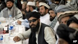 Beberapa anggota Taliban dalam sebuah pertemuan (foto: dok). Delegasi Taliban telah bertemu dengan pejabat dan ulama Iran, meskipun mereka memiliki ideologi yang berbeda. 