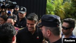 El líder opositor venezolanos tuvo reuniones militares de alto rango en su casa. “Claro que van a venir más movimientos del sector militar”, afirmó.​