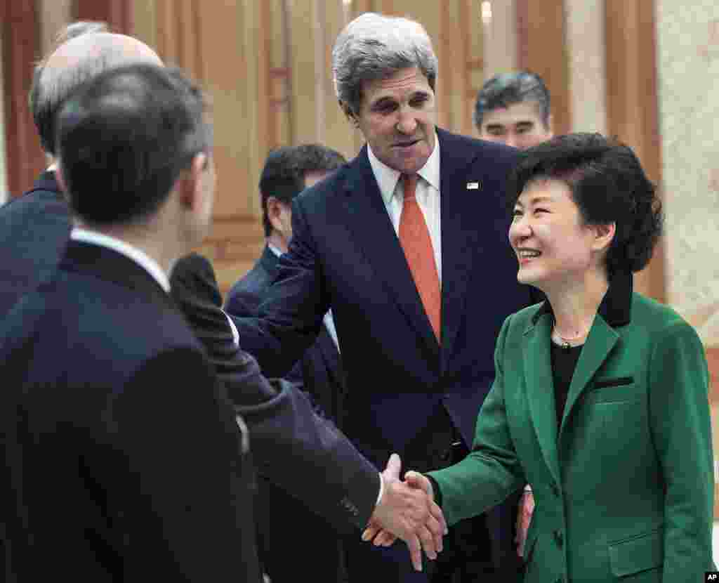 U.S. Secretary of State John Kerry introduces South Korean President Park Geun-hye to his senior staff members as they meet at the presidential Blue House in Seoul, April 12, 2013. 