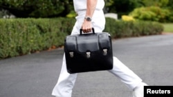 Військовий помічник несе портфель із кодами запуску ядерної зброї у Вашингтоні, США, 24 липня 2018 року. REUTERS