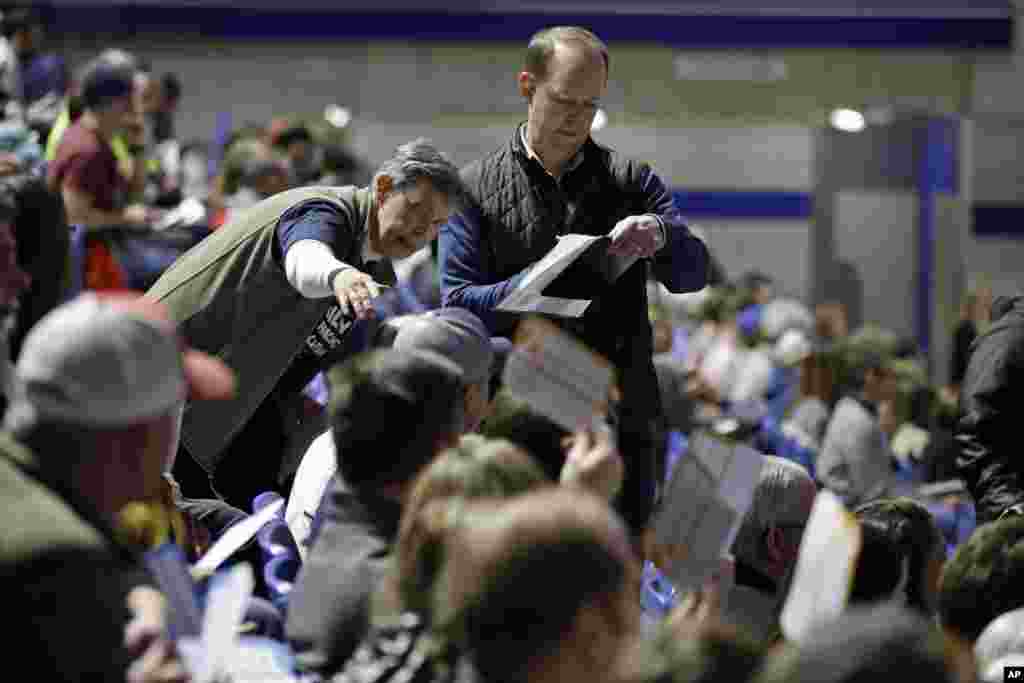 در انتخابات درون حزبی دموکرات&zwnj;ها در آیووا، انتخابات به شکل حضور پای صندوق رای نیست و نامزدها در انجمن&zwnj;ها حضور میابند و گروهی نظرشان را درباره نامزدها ابراز می&zwnj;کنند.&nbsp;