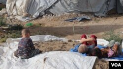 Sejumlah anak-anak terlihat bermain pasir di kamp al-Roj, Suriah, pada 19 Oktober 2021. (Foto: VOA/Heather Murdock)