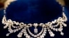 Kalung karangan bunga yang terbuat dari platinum dan berlian dipajang di The Boudoir saat pembukaan museum berlian dan perak DIVA di Antwerp, Belgia pada Jumat, 4 Mei 2018. (Foto: AP)
