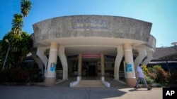 Seorang dokter keluar dari gedung rumah sakit di mana sejumlah turis asing dirawat akibat miras oplosan, di Vang Vieng, Laos, Jumat, 22 November 2024. (Foto: Anupam Nath/AP Photo)