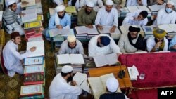 ২০২০ সালের ১৯ অক্টোবর তোলা এই ছবিতে ইসলামিক মাদ্রাসার শিক্ষার্থীরা আকোরা খাট্টাকে দারুল উলুম হাক্কানিয়া মাদ্রাসায় ক্লাস করছে। ফাইল ছবি।