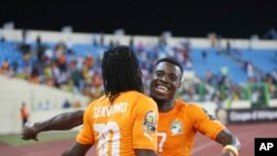 Les Ivoiriens Gervinho et Serge Aurier lors de la qualification face aux Algériens.