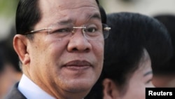 FILE - Cambodian Prime Minister Hun Sen (L) at Koh Pich island in Phnom Penh