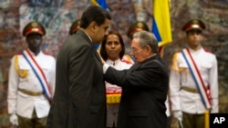 El presidente cubano, Raúl Castro, condecora con la Orden José Martí al mandatario venezolano, Nicolás Maduro, en La Habana, el viernes, 18 de marzo de 2016.