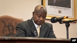 Presiden Uganda Yoweri Museveni menandatangani UU Anti-Gay yang berisi hukuman berat untuk kaum homoseksual (24/2/2014). Namun UU tersebut dibatalkan karena dianggap salah prosedur. 